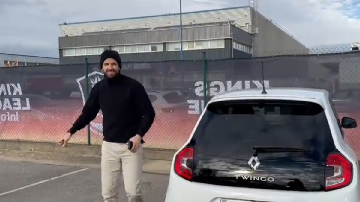 Piqué cumple la promesa y llega con un Twingo a la Kings League