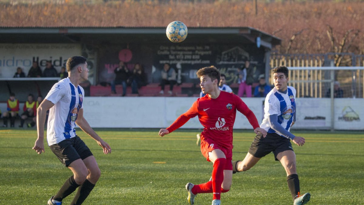 Una acció del partit disputat a Alpicat que va acabar amb victòria local i la imbatibilitat del Soses.