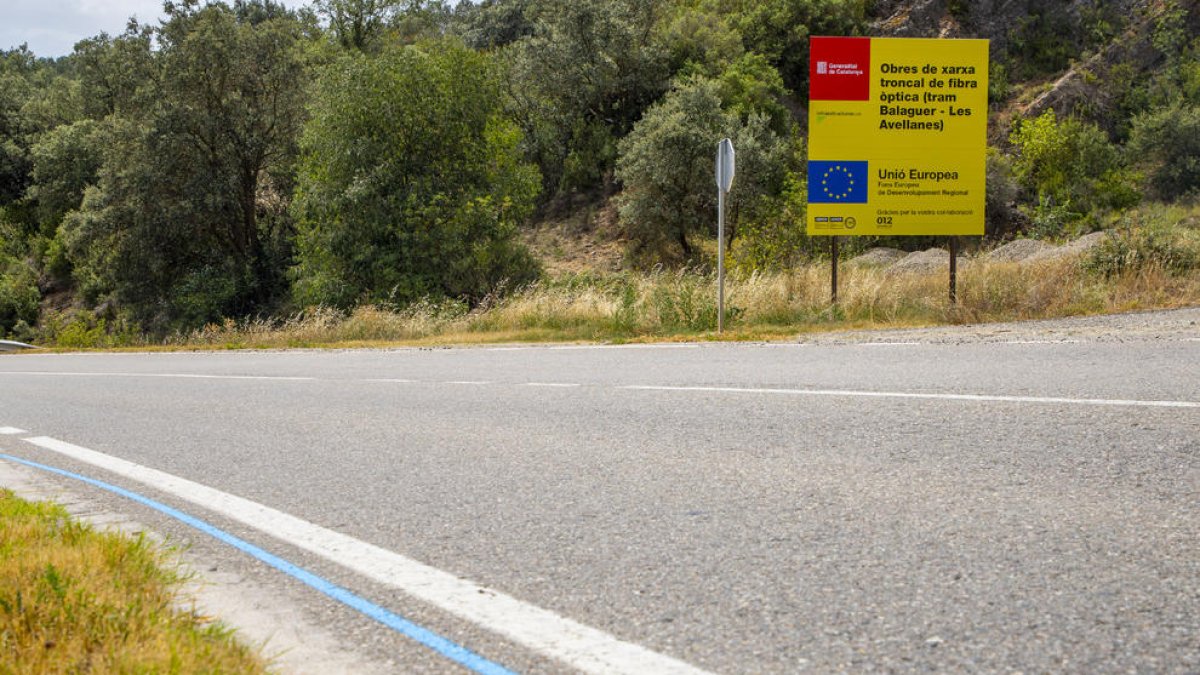 La línea azul que indica el trazado de la fibra óptica de la Generalitat en la C-12 a su paso por Les Avellanes.