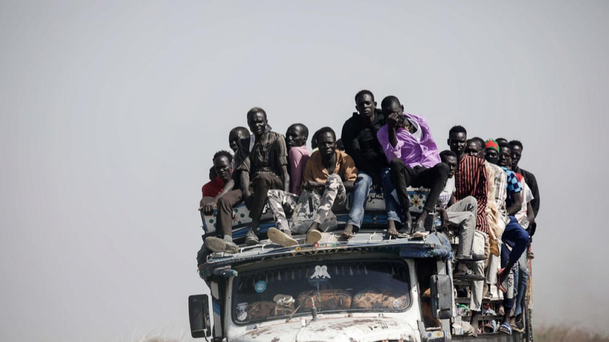 Imatge del mes de maig passat de ciutadans sudanesos fugint del conflicte.