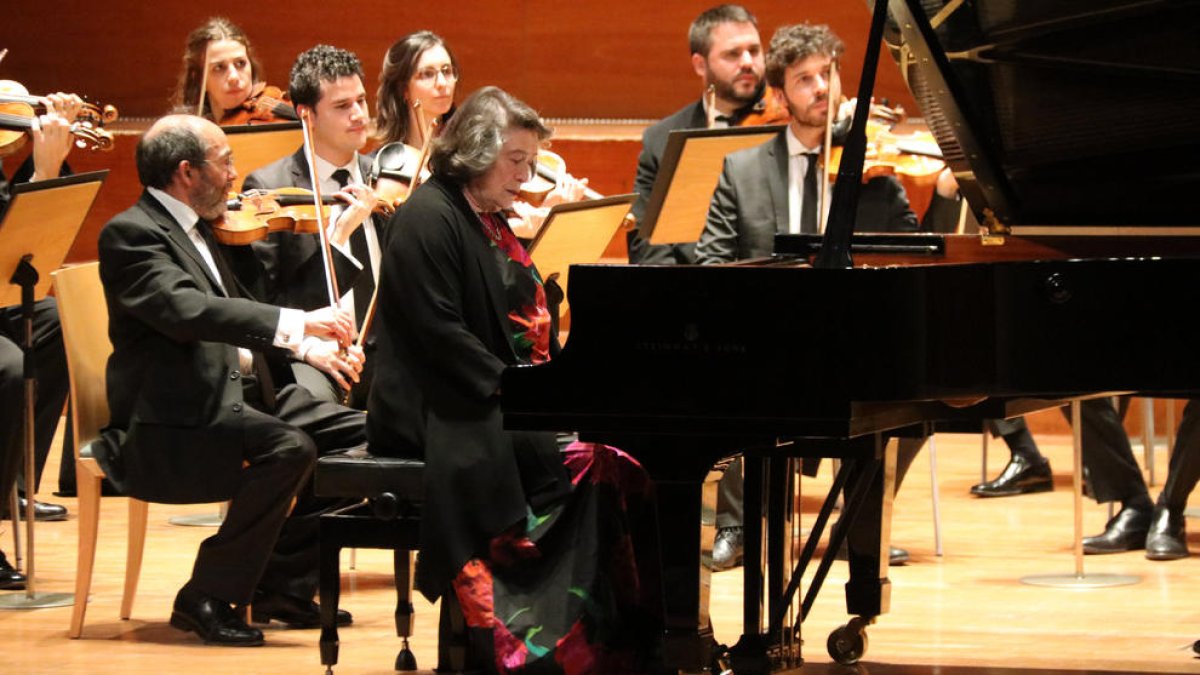 Elisabeth Leonskaja y la FSF, ayer en el Auditori Enric Granados.