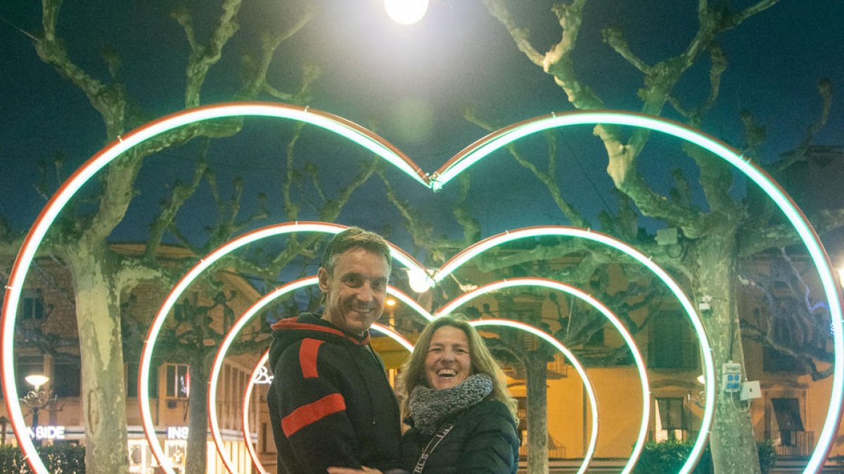 Corazones luminosos instalados en el Pati.