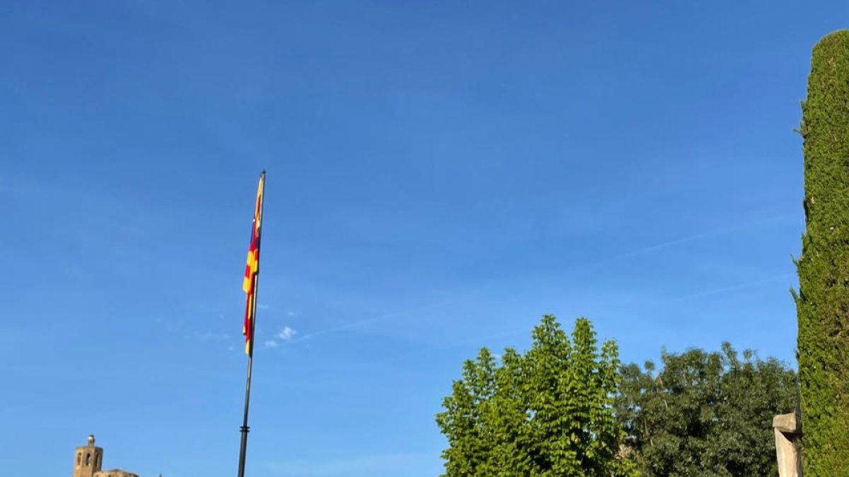 La estelada en el mástil de Comte Jaume d’Urgell de Balaguer.