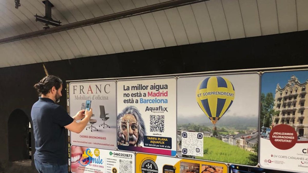 El edil de Turismo, Jordi Mas, escaneando el QR en Barcelona.