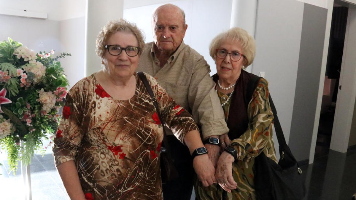 Aitona facilita rellotges de teleassistència avançada a quaranta veïns del municipi de més de 70 anys i que viuen sols