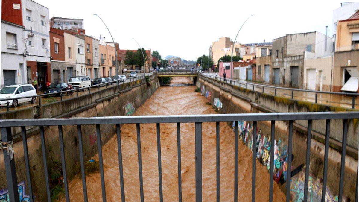 El telèfon 112 d'emergències rep prop de 400 trucades fins a les 6 de la tarda per la pluja