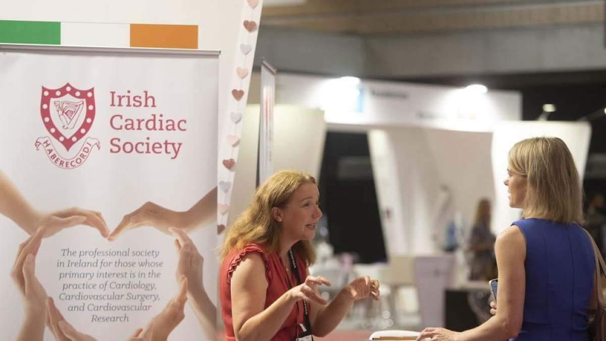 Unas congresistas hablan en el recinto ferial Gran Vía donde se celebra el Congreso Europeo de Cardiología (ESC-2022), el encuentro más importante del mundo en esta especialidad que ha arrancado hoy en Barcelona, y en el que España es el cuarto país europeo con más comunicaciones científicas aceptadas para ser presentadas en el Congreso.