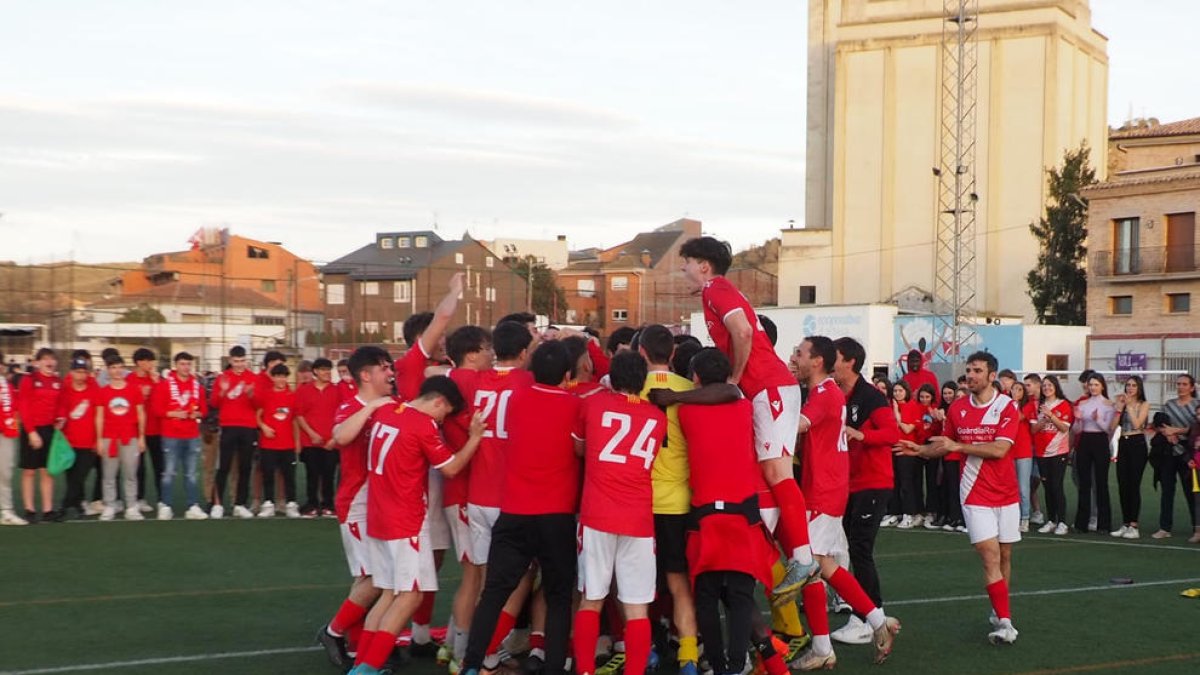 Els jugadors de l’Artesa celebren la primera posició al final de la primera fase, al vèncer el Linyola.