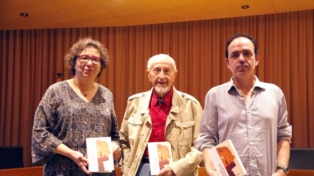L'escriptor Josep Vallverdú, el periodista Francesc Canosa i la coordinadora editorial de Fonoll, Anna Pérez Mir, en la presentació del llibre 'Tu, Vallverdú. Entrevista a una vida', a la Paeria de Balaguer.