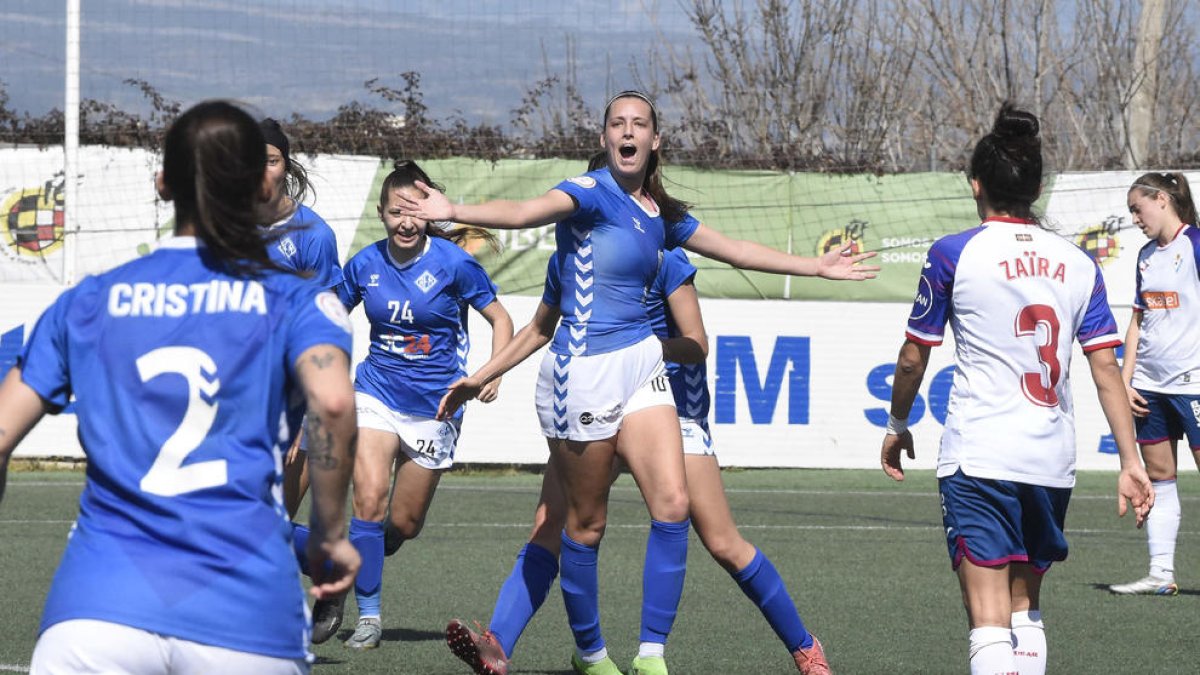 Kira Chinatsu, que va jugar ahir el primer matx com a titular amb l’AEM, disputa una pilota amb la capitana de l’Eibar.