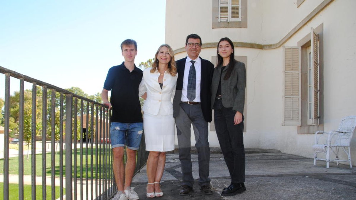 Tomàs Cusiné i Mireia González Antó, amb els seus fills, al davant de la casa-palau del Castell del Remei.