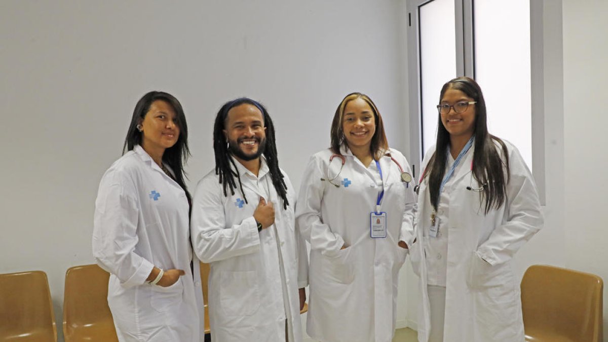 D’esquerra a dreta, Nathalie Colimon, Efrain García, Jenniffer Figuereo i Eliana Ysabel Duran, a Urgències, on treballen.