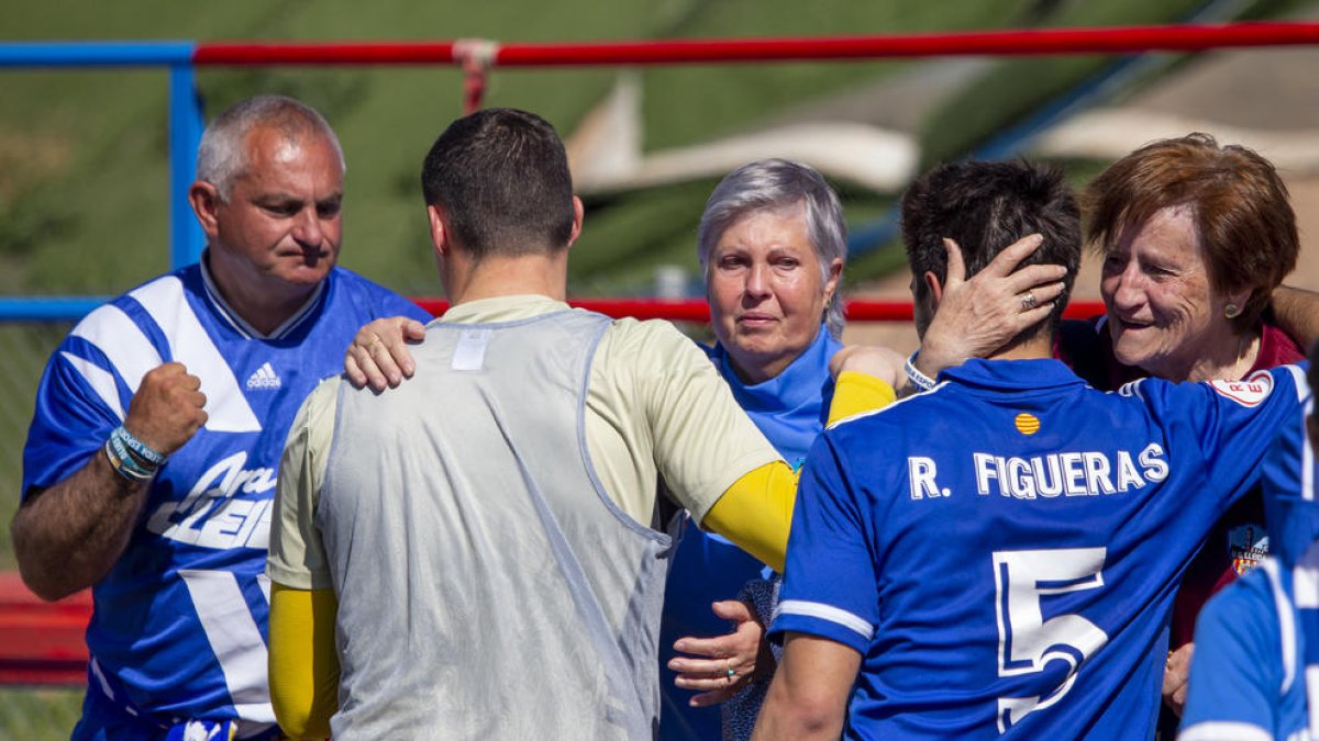 Una vintena d’aficionats lleidatans van viatjar al partit i van consolar els jugadors després de la derrota.