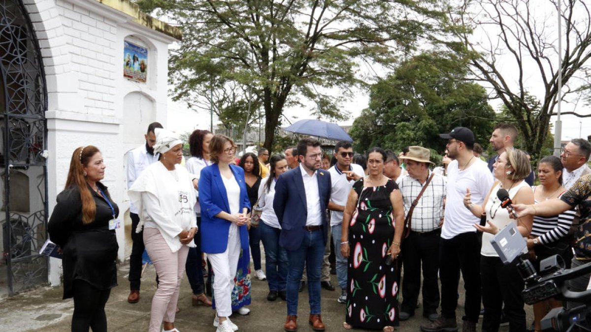 Aragonès y Serret con familiares de víctimas del conflicto.