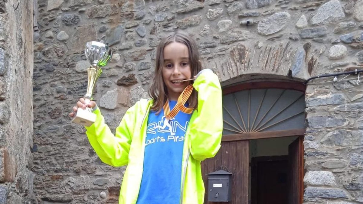 Aran Plens Benseny, con medalla y trofeo tras ganar una carrera.