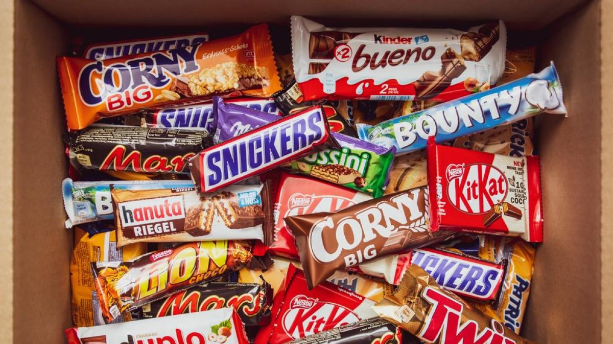 Més del 75% dels aliments anunciats a la tele espanyola en horari infantil no són saludables, segons un estudi