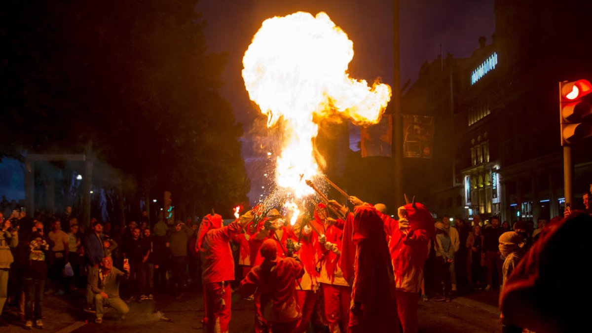 Momento en el que los Diables de Lleida encendieron sus antorchas.
