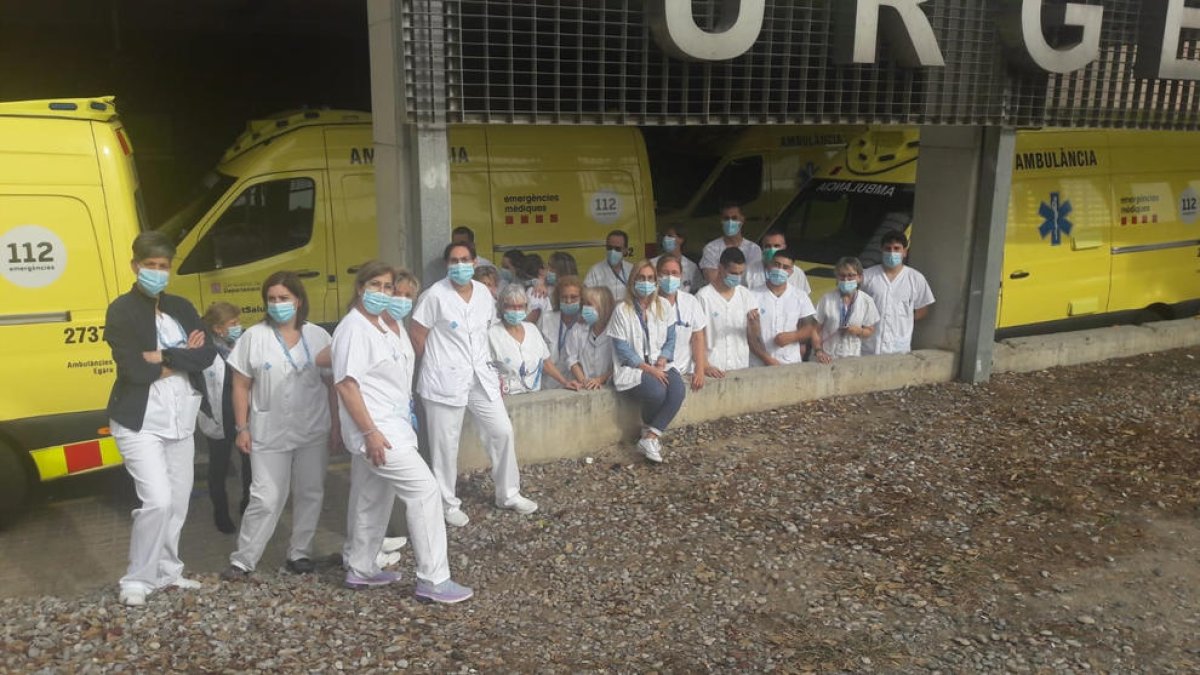 Els professionals es van concentrar a les 12.00 al davant de l’accés a Urgències, just quan estava ple d’ambulàncies.