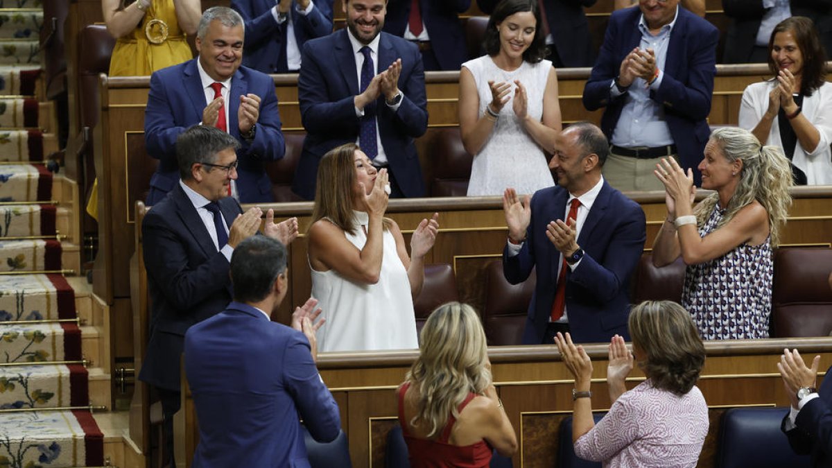 Armengol mostra la seua alegria mentre rep l’aplaudiment de Pedro Sánchez, Patxi López i Montse Mínguez, entre d’altres.