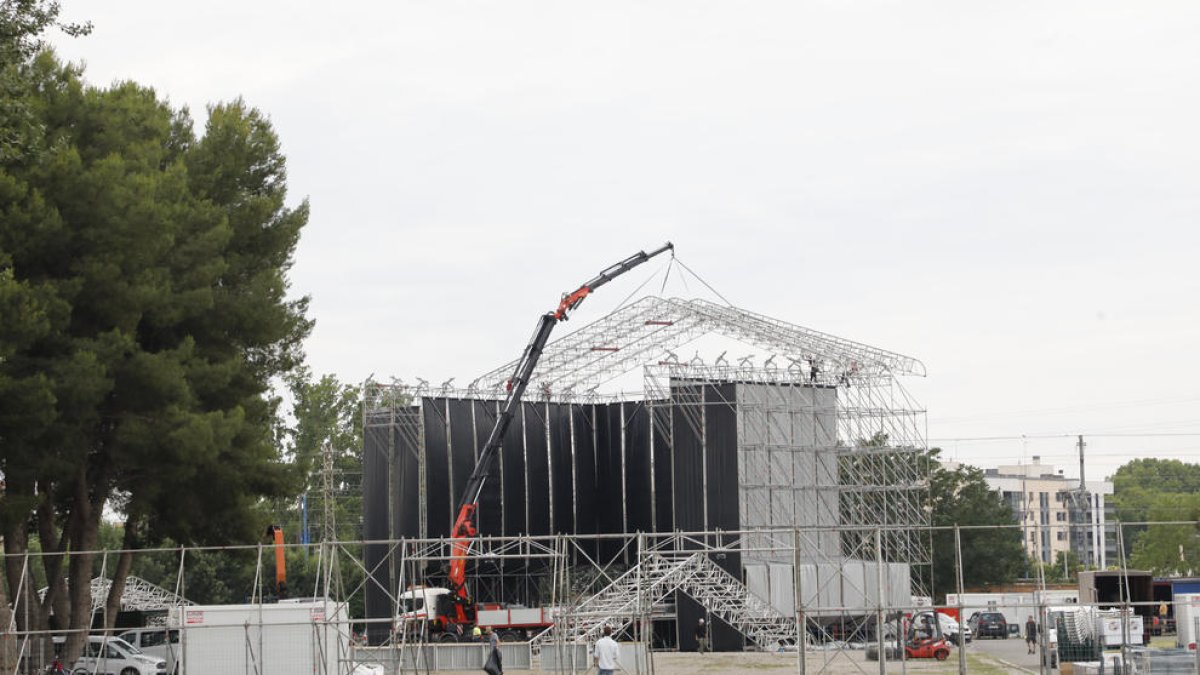 Trabajos de montaje de la cubierta del escenario principal, ayer en el recinto de Les Firetes de Lleida.