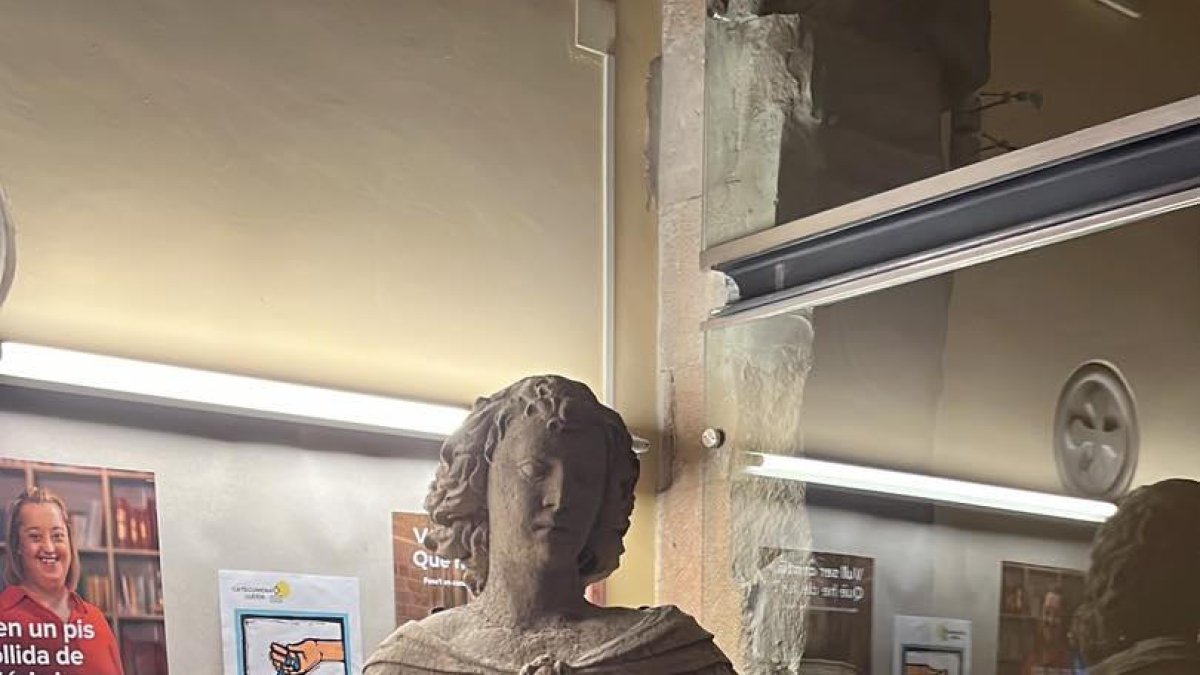 La figura del arcángel san Gabriel, ya en el interior del templo.