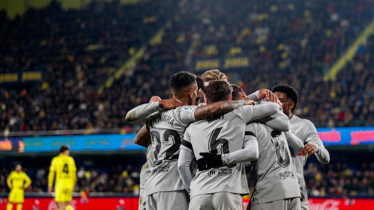 Jugadors del Barcelona celebren el gol de Pedri que acabaria donant-los una victòria que reforça encara més el seu liderat a la Lliga.