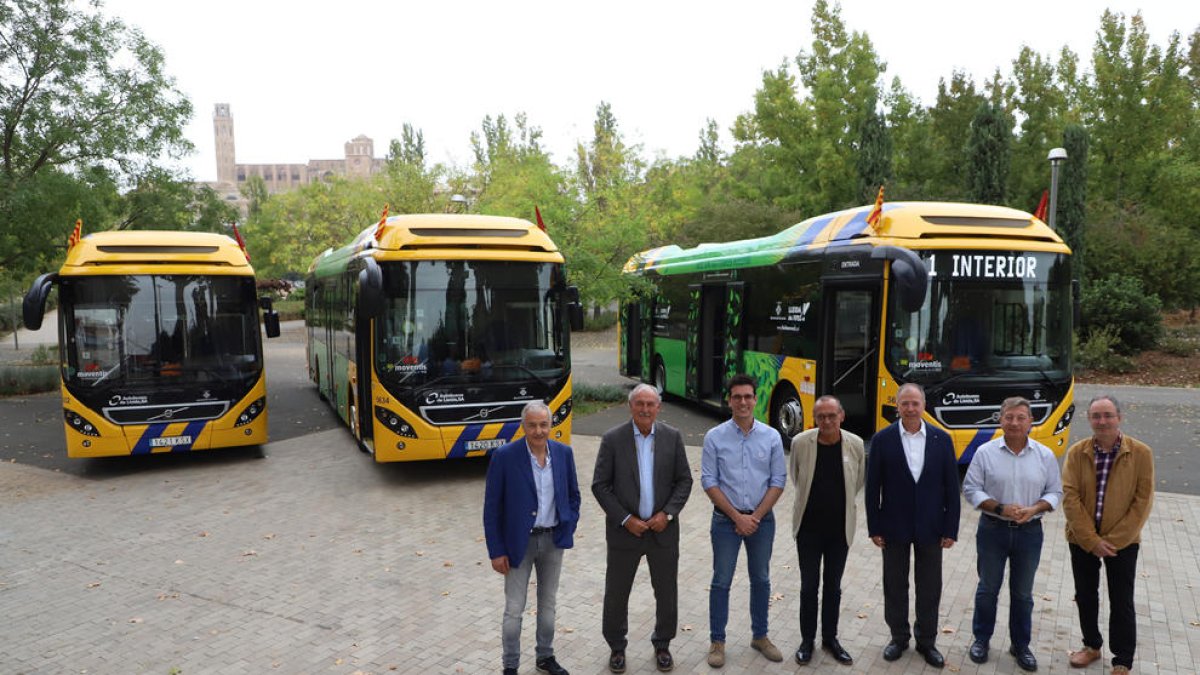 Postius, Pueyo i Castro, amb responsables de Moventis davant dels nous autobusos, ahir.