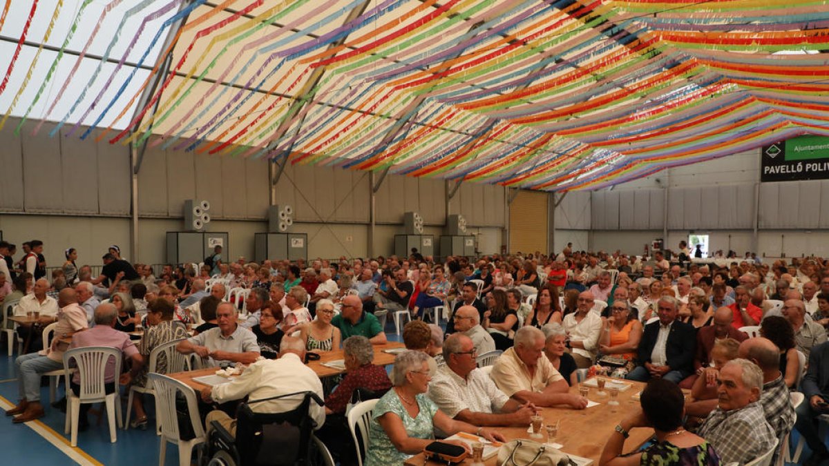Alcarràs. El pavelló municipal va acollir un acte d’homenatge a la gent gran amb ball.