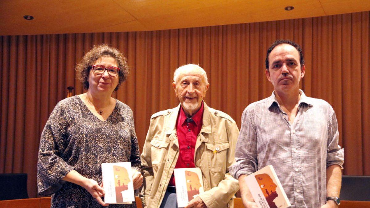 Anna Pérez, de Fonoll, junto a Josep Vallverdú y Francesc Canosa ayer en la presentación.