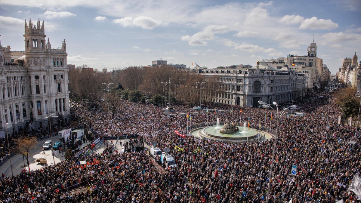 Centenars de milers de persones manifestant-se ahir en una atapeïda plaça de Cibeles, a Madrid.