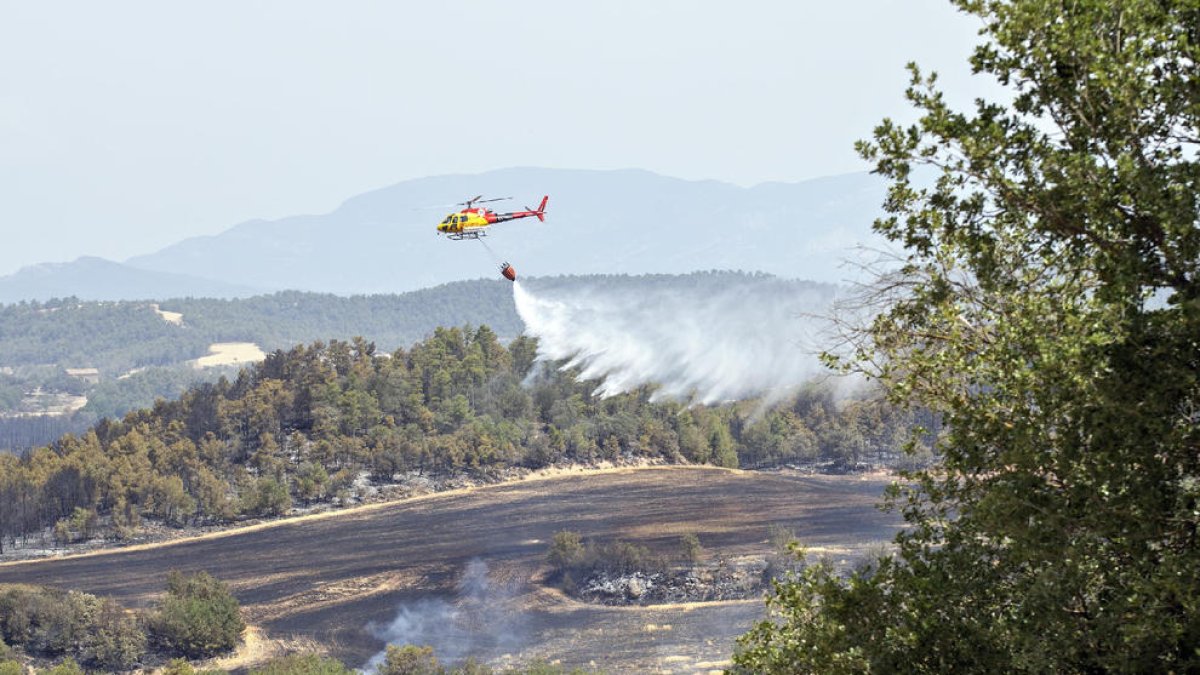 El incendio de Castellar de la Ribera se convirtió ayer en una de las principales preocupaciones de los Bomberos, junto a Lladurs, mientras los vecinos esperaban preocupados.