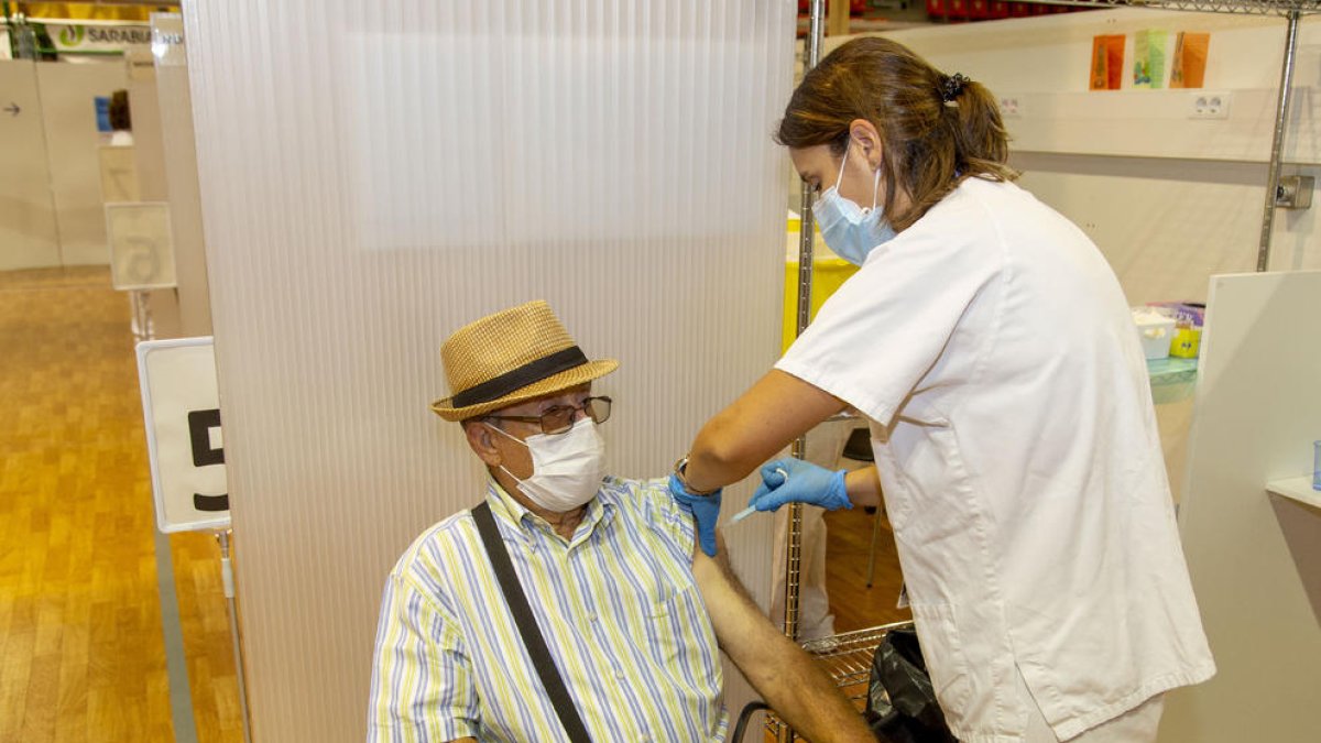 Un hombre recibiendo la tercera dosis en Lleida en septiembre.