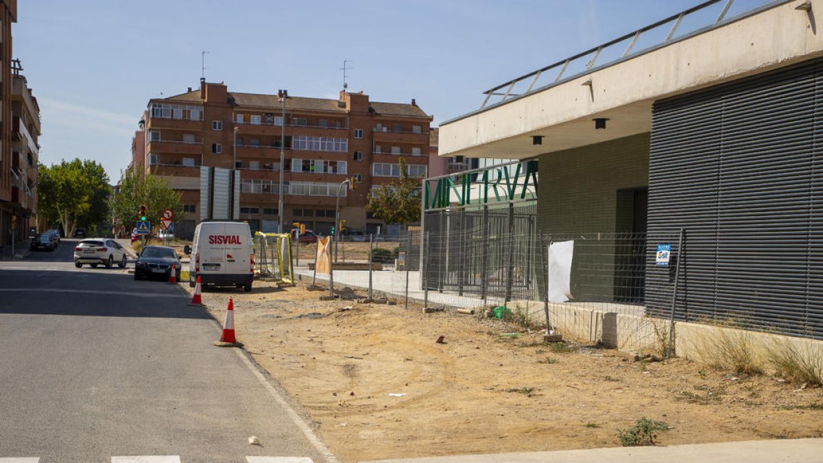 Vista del tramo de la acera que pasa delante de la nueva escuela.