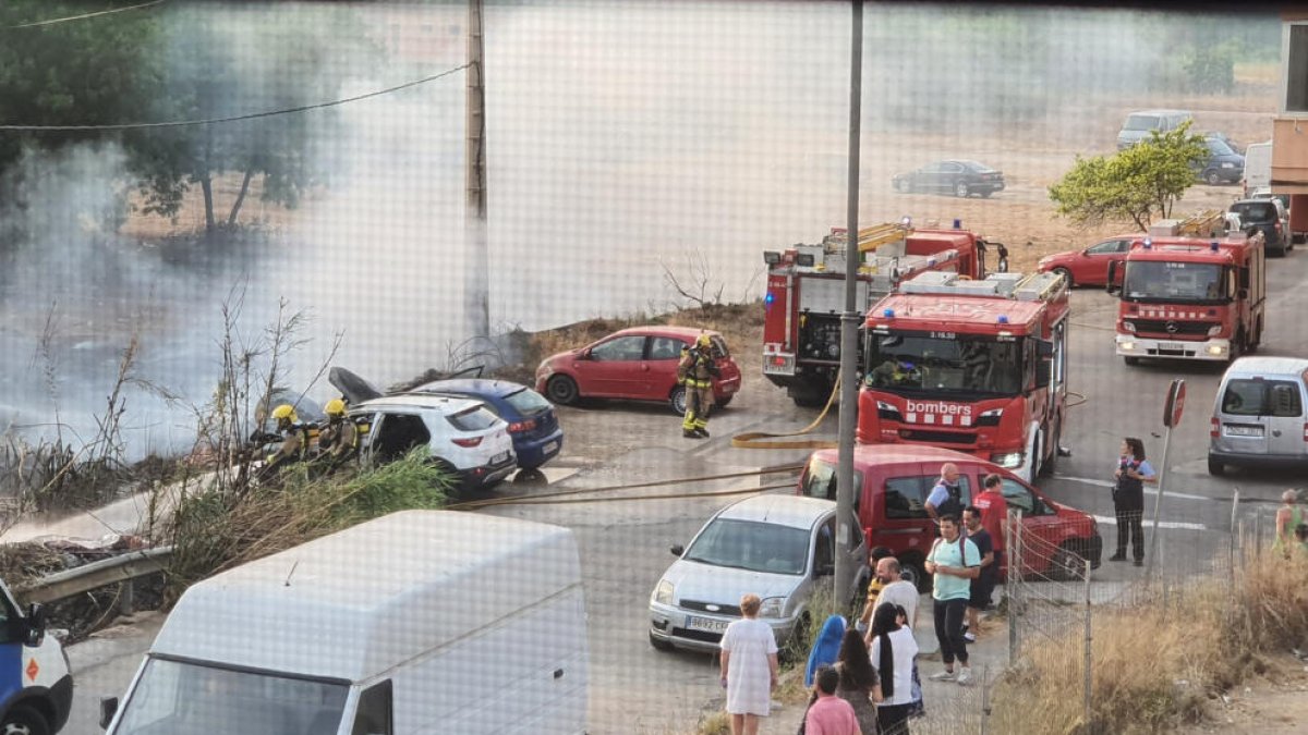 El incendio afectó a vegetación de un solar y vehículos que estaban cerca ayer en la calle Garraf.