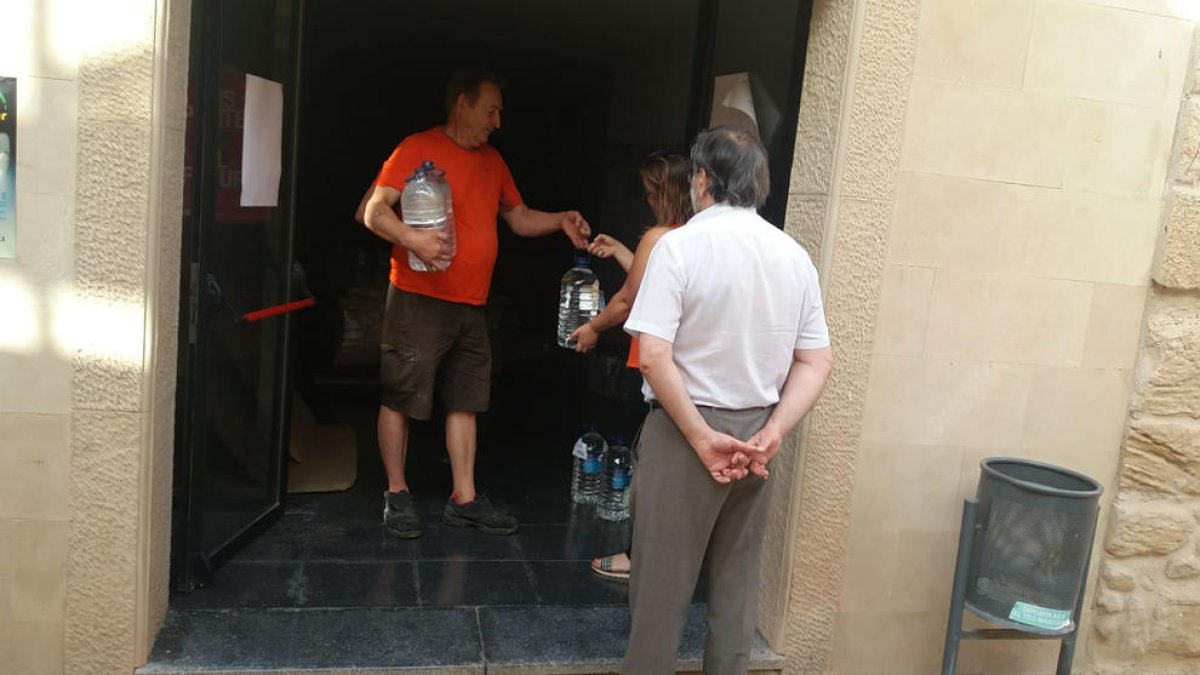 L’ajuntament del Soleràs va repartir ahir aigua embotellada als veïns.