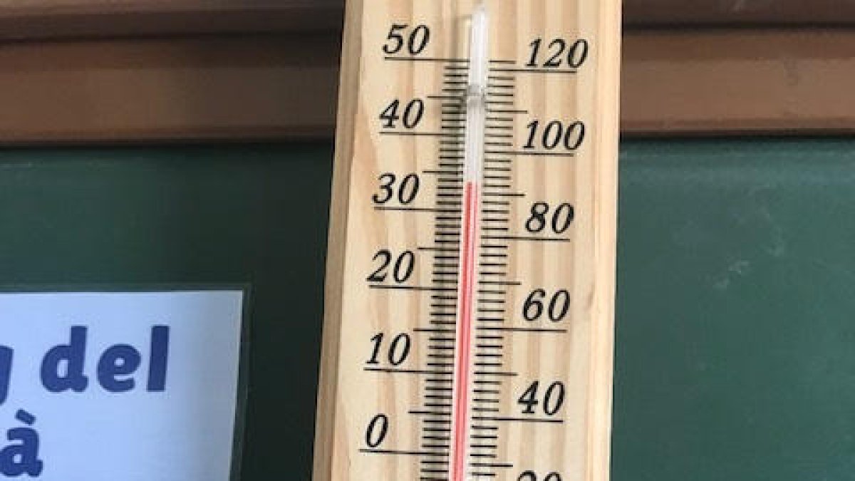 Classe en una aula d'un institut de Lleida ciutat amb gairebé 34 graus