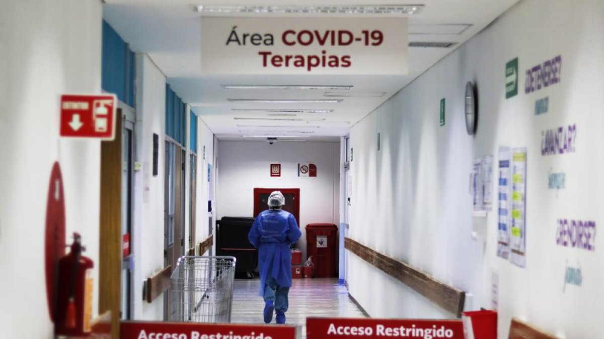 Las defunciones por covid cayeron un 34 % en 2021 respecto al año anterior