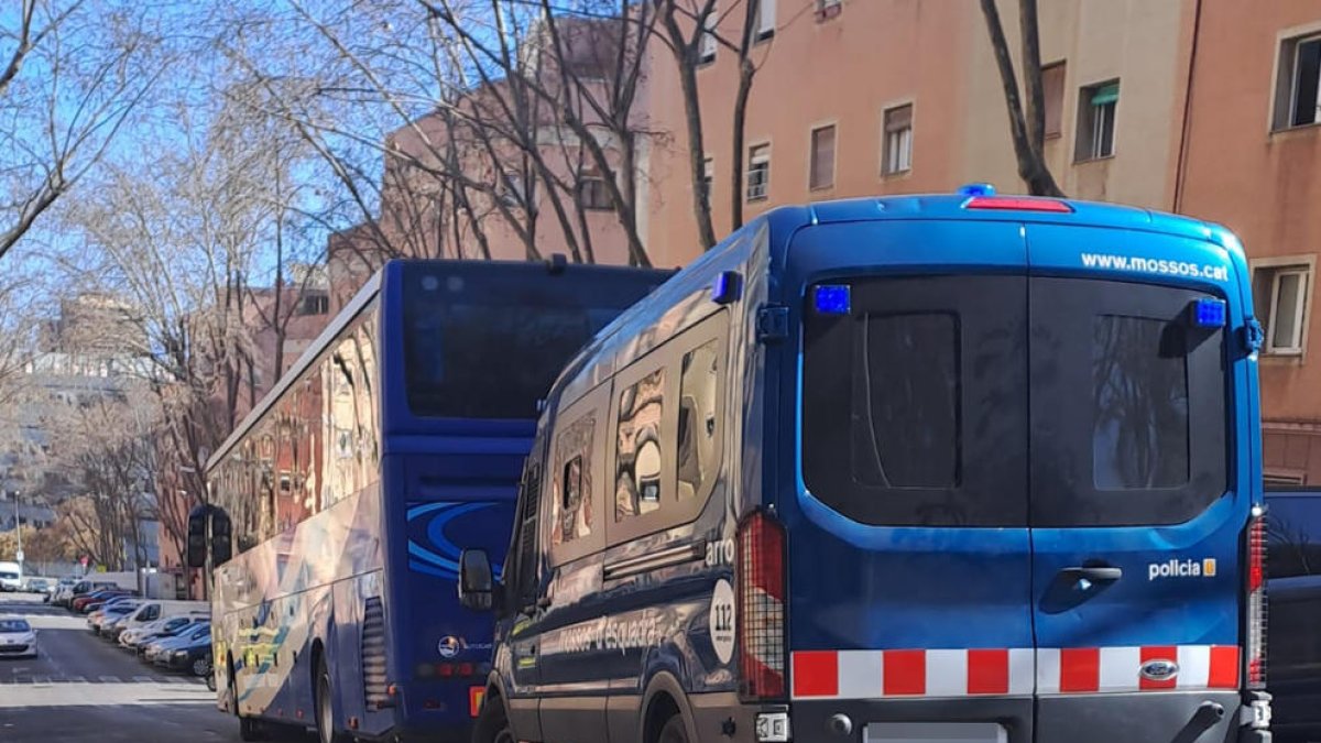 La furgoneta dels Mossos d'esquadra que va acudir a l'estadi.