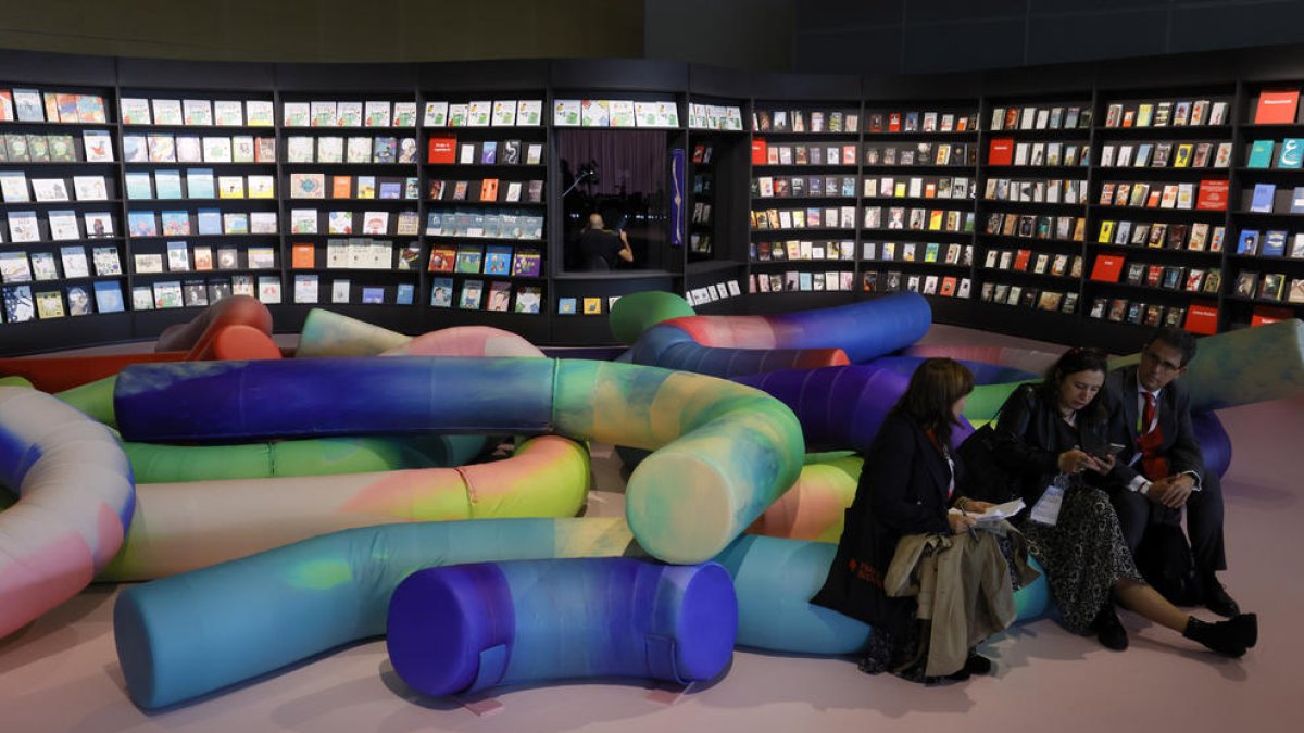 Visitants, ahir al pavelló espanyol de la Fira de Frankfurt.