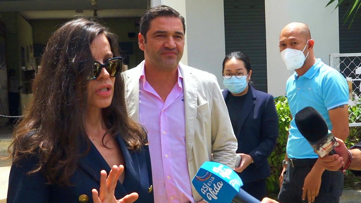 Silvia Bronchalo, la madre de Daniel Sancho, el joven español acusado del asesinato y descuartizamiento del cirujano colombiano Edwin Arrieta, atiende a los medios tras visitar por segundo día consecutivo a su hijo, en prisión provisional desde el 7 de agosto.