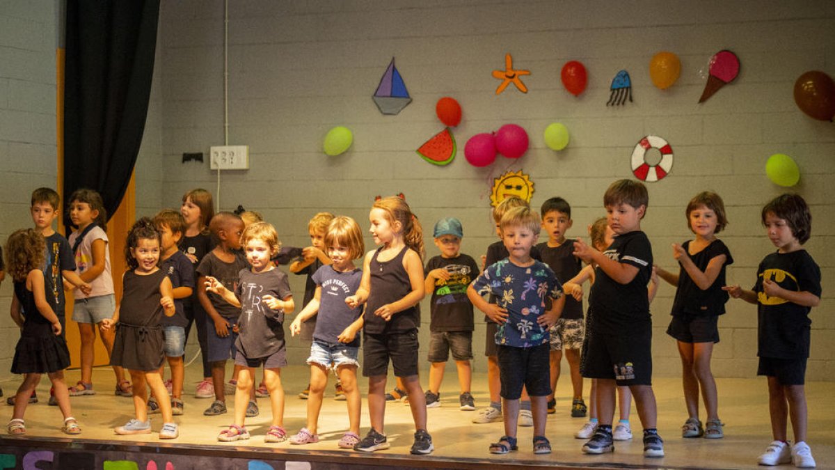 Los niños y niñas de Estiu de Joc se despidieron del ‘casal’ con bailes y canciones.