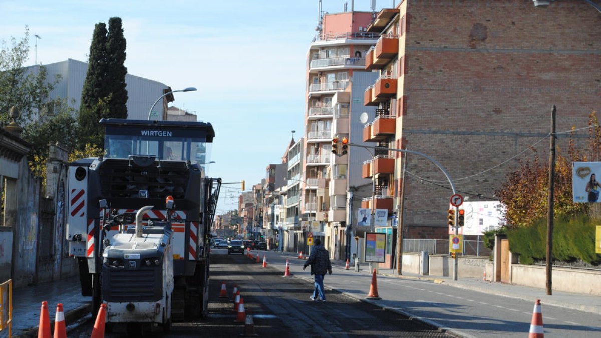Restricciones en las travesías de la N-II - Municipios del Pla d’Urgell como Mollerussa, Sidamon o Bell-lloc sufren desde ayer restricciones de tráfico por obras que están llevando a cabo para mejorar varios tramos del asfalto y repintar la ...