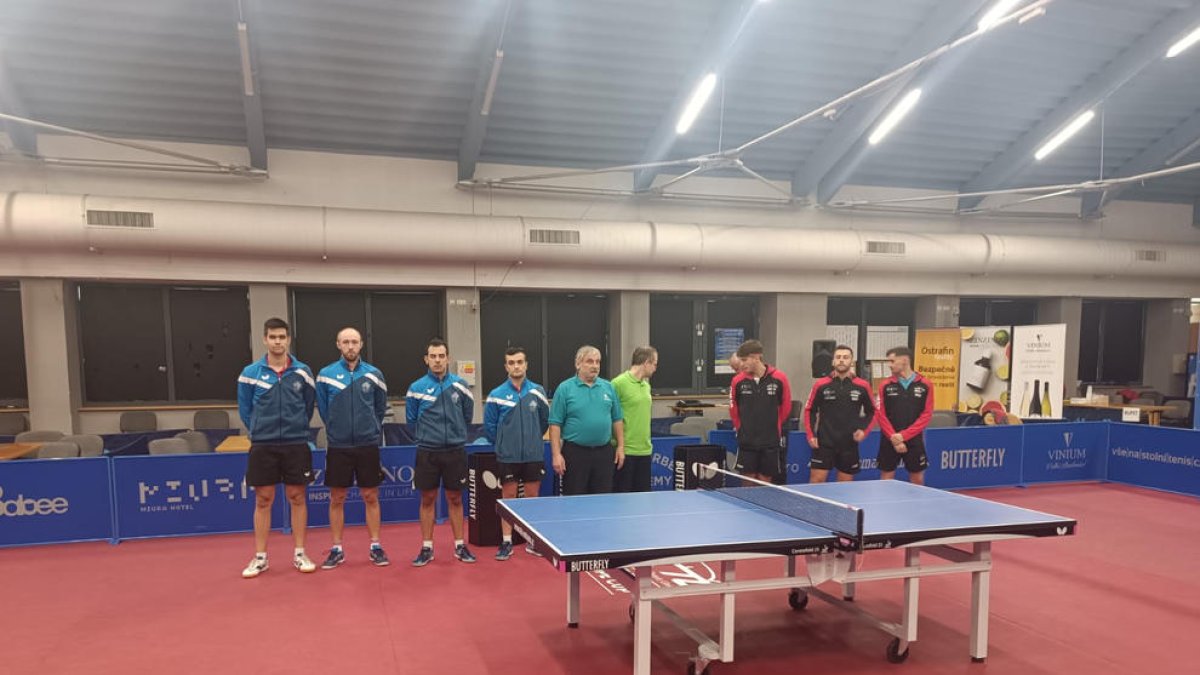 Els jugadors de l’Asisa Borges Vall i del Leka Enea Irun, ahir abans del partit que els va enfrontar.