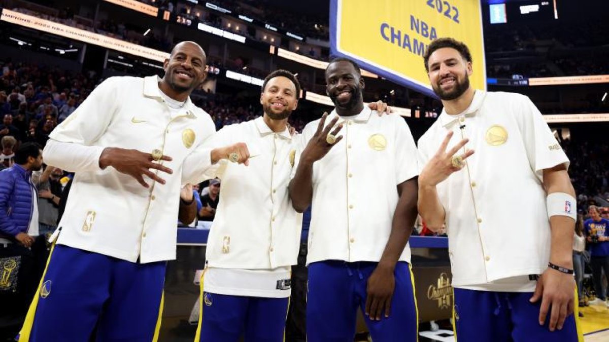 Jugadors dels Warriors mostren els anells de campió.