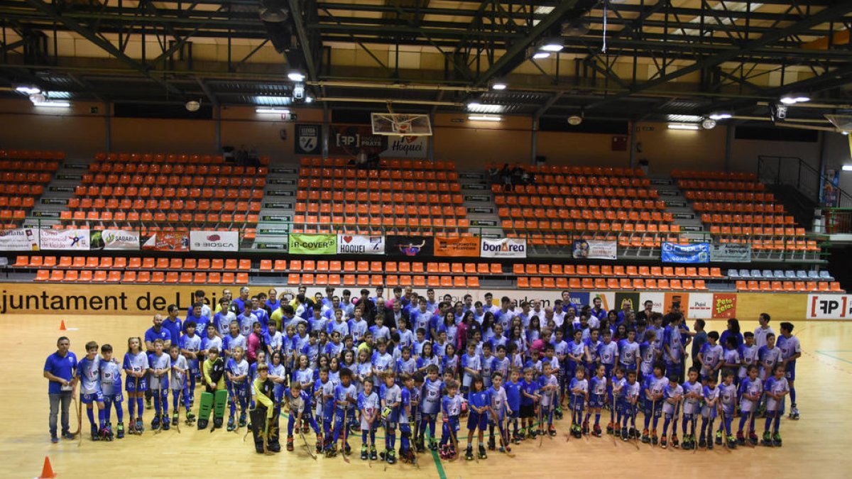 Foto de família de tota la base del Lleida Llista Blava de la present temporada, que ha comptat amb uns 120 jugadors i jugadores repartits en 19 equips i l’Escoleta.