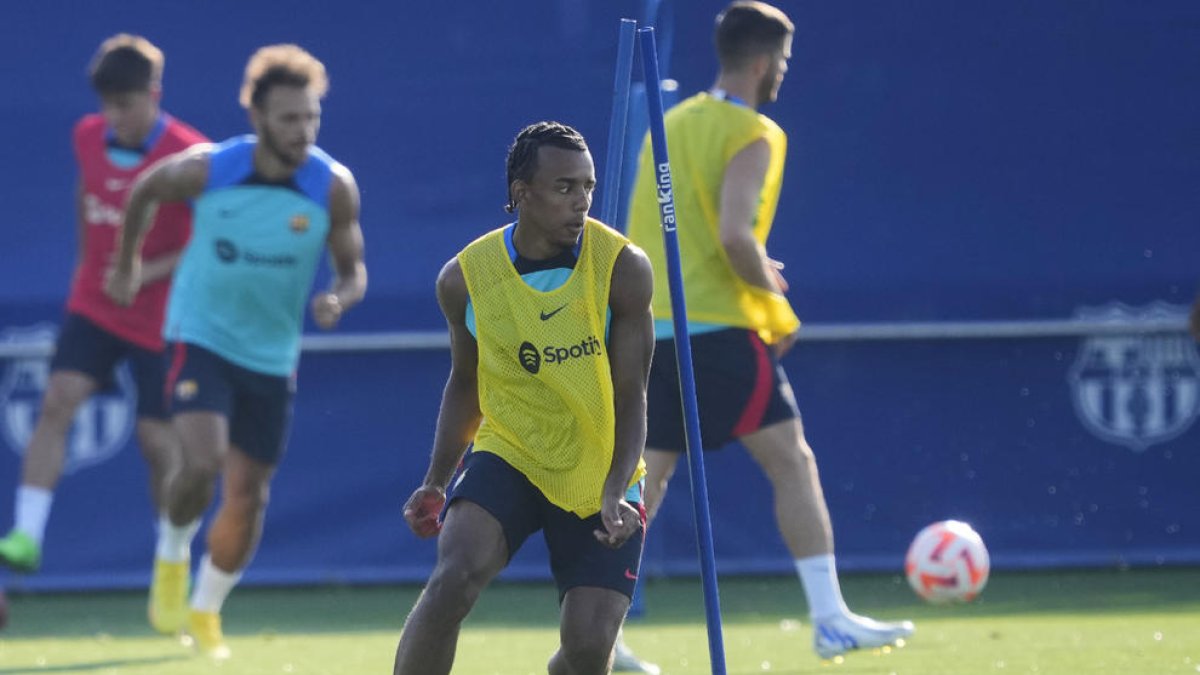 Jules Koundé, ahir durant l’entrenament.