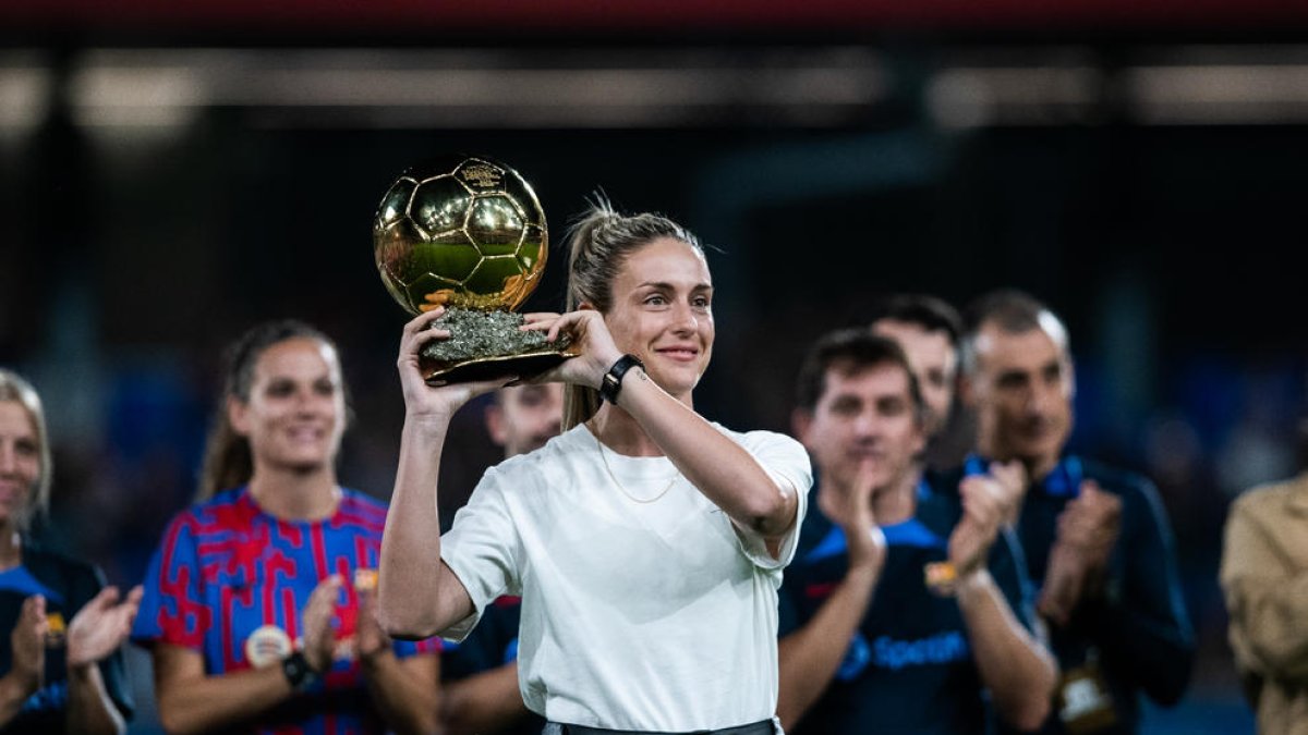 Alexia Putellas mostra a l’afició la Pilota d’Or que li van concedir dilluns passat.