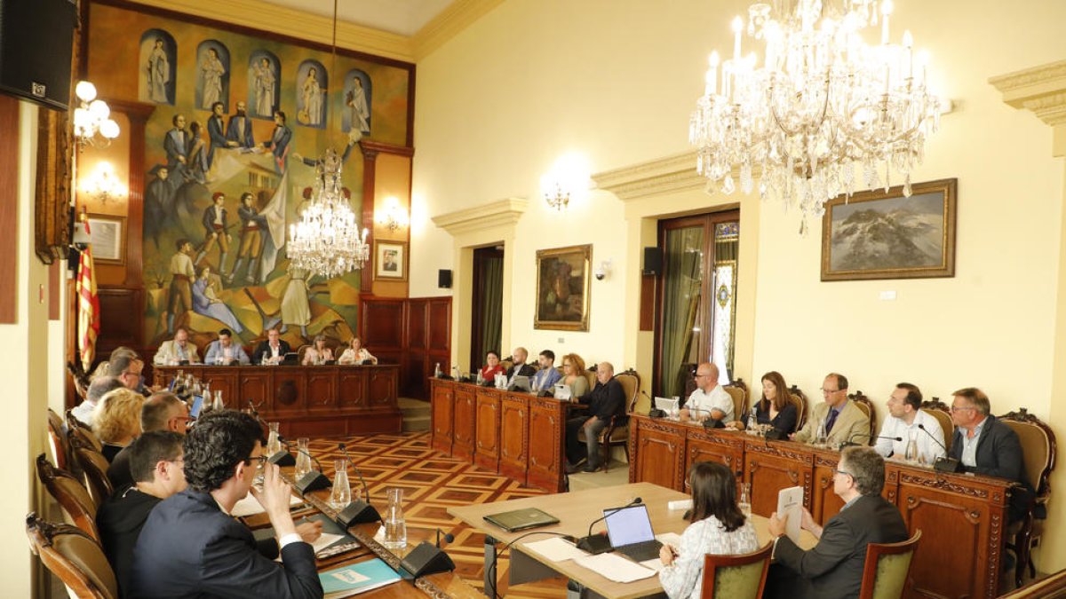 El pleno extraordinario de ayer aprobó el cartapacio por unanimidad salvo dos abstenciones en dos puntos del organigrama.