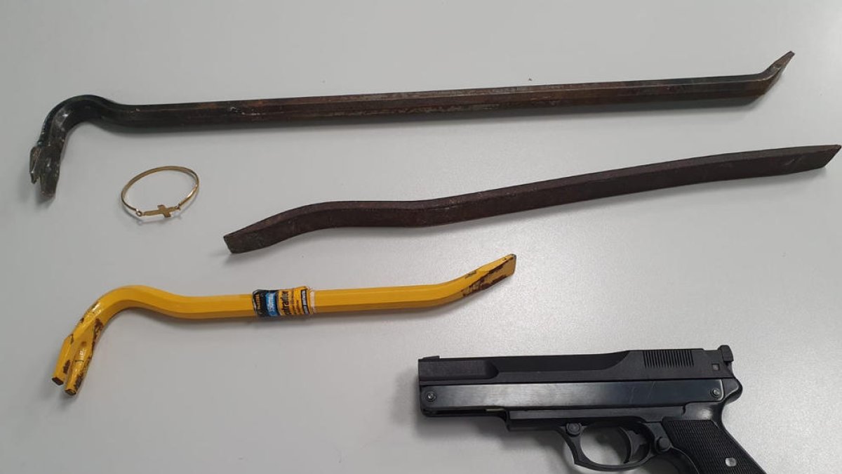 Palancas y una pistola decomisadas a unos detenidos por robo.