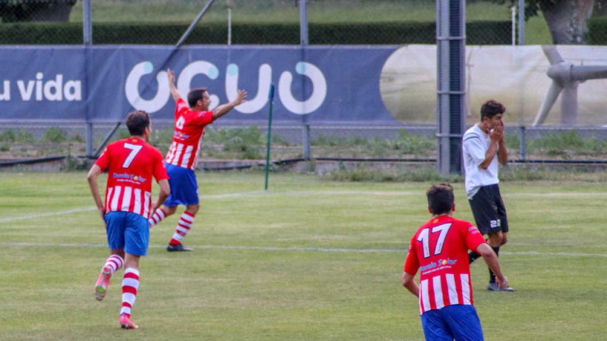 Jugadors del Pobla celebren un gol, en una imatge d’arxiu.